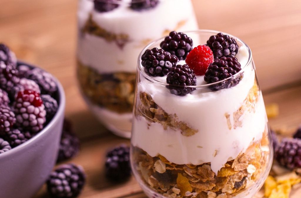 Yoghurt met granola en fruit topping